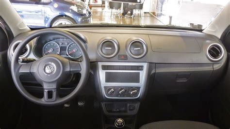 No interior, a robust preserva o painel anterior, agora com tonalidade diferenciada. A análise sobre a VW Saveiro Cabine Dupla