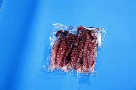 Considering octopus is not a fish they will be considered haram under the hanafi school. COOKED OCTOPUS SASHIMI - Saraga International Grocery