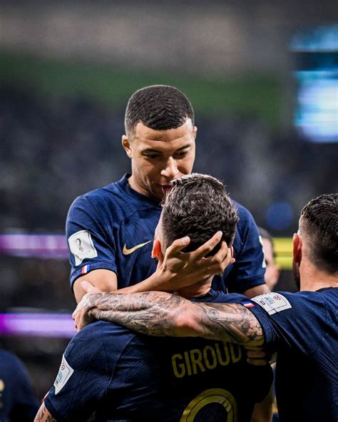 Emna⁷ 💙🐋 On Twitter Knjgioss Did You See How Giroud Hug And Hold Mbappé Up When He Score And