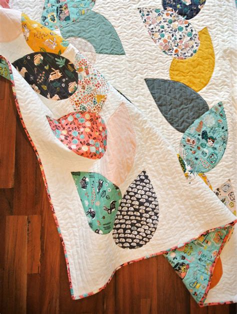 The best part about a floating quilt is you can make the background and size of the quilt, any way you like. FREE Hidden Garden Quilt Pattern - Suzy Quilts