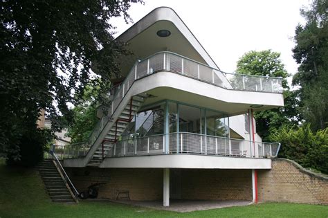 Most prefabricated house providers (like hanse haus) use wood as a building material, but there are also manufacturers who work with concrete or lightweight concrete. Hans Scharoun - SCHMINKE HOUSE, 1933 | Haus schminke, Haus ...