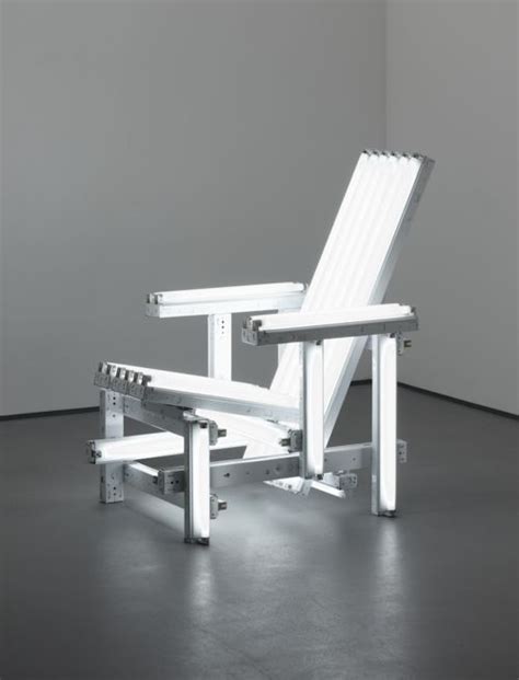 “white Electric Chair” 2005 Ivan Navarro 素材