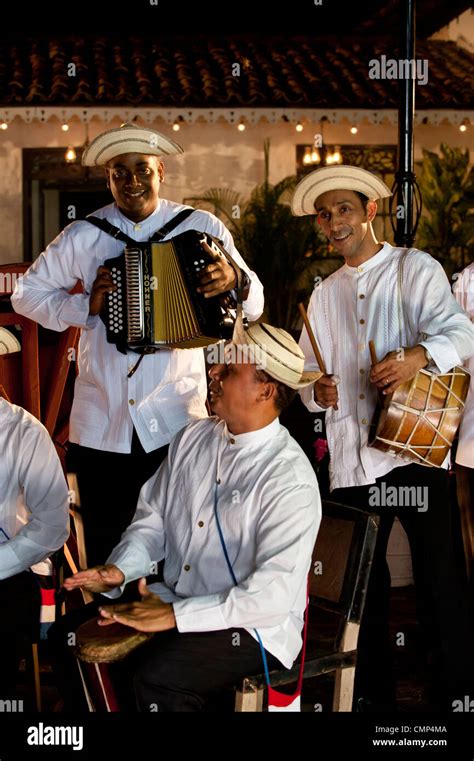 Los Músicos Folklóricos Panameños Fotografía De Stock Alamy
