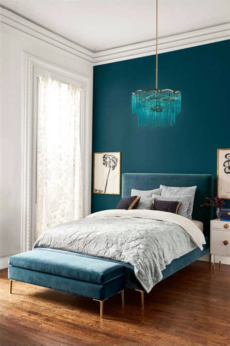 Le bleu s'invite également aux fenêtres avec des rideaux en velours foncés ou sur le sol avec un tapis aux motifs orientaux. 1001 + manières de réaliser son idée déco chambre adulte ...