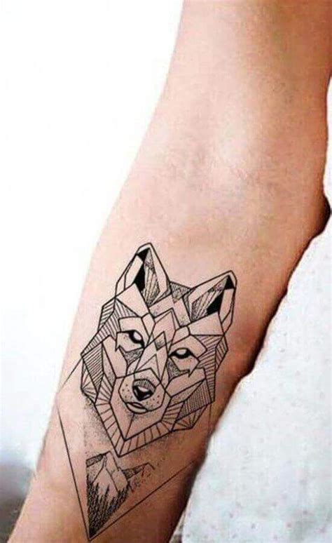 Geometric Wolf Tattoo By Kaptaan Tattoo In 2021 Geometric Tattoo