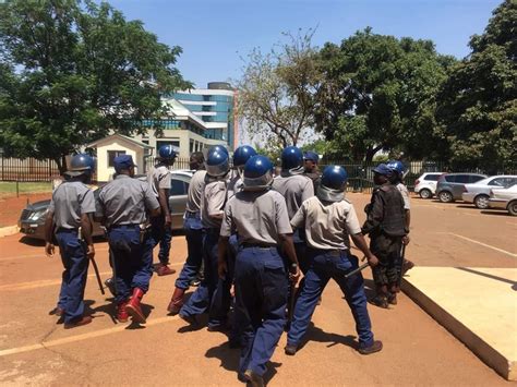 In Pictures Police Arrest Mdc Activists Outside Rotten Row Courts Zimeye