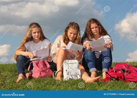 Drie Meisjes Zitten Op Gras En Lezen Iets Stock Foto Image Of Volledig Onderzoek 27753984