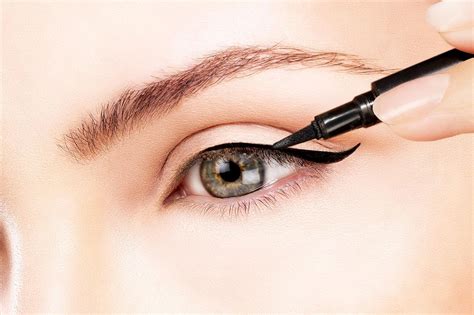Eyeliner auftragen Als Anfänger den perfekten Lidstrich ziehen WOMZ No eyeliner makeup