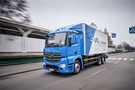 Schwere Lkw Daimler Elektrifiziert Weiter Fahrzeug Und Trailer