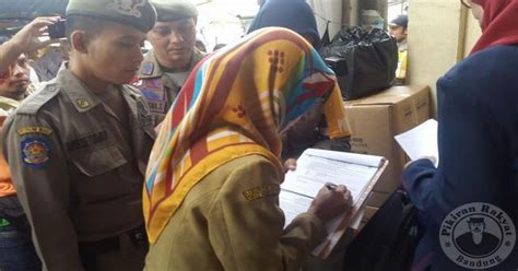 Jam 20.00 wib pulang : Keluyuran saat Jam Kerja, Sejumlah PNS Terjaring Razia Satpol PP : Okezone News