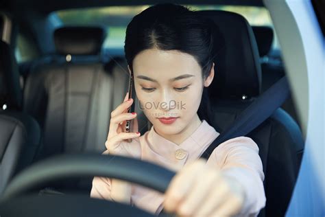 รูปเด็กผู้หญิงกำลังโทรเข้ามาในรถ hd รูปภาพการขับรถ เพศหญิง ไดรเวอร์ ดาวน์โหลดฟรี lovepik