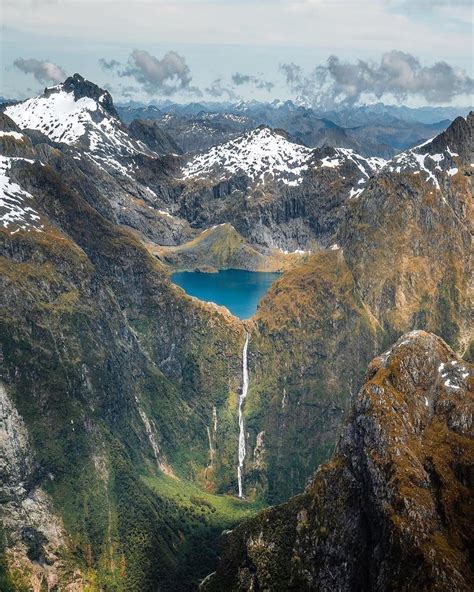 such a magnificent view of the iconic lake quill new zealand 💦 the beautiful lake is situated