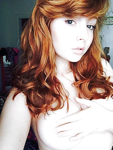 Nackte weibliche rothaarige Schöne erotische und Porno Fotos