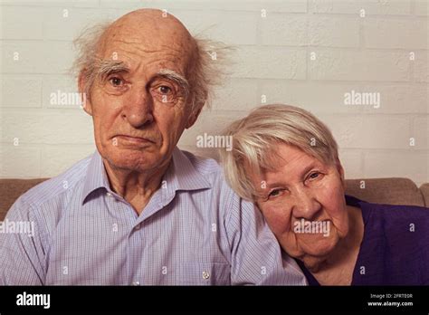 Sehr Alte Oma Und Opa Kuscheln Auf Der Couch Liebe Im Alter Frau Legt
