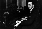 Plano medio de Igor Stravinsky (medio perfil izquierdo) sentado al ...