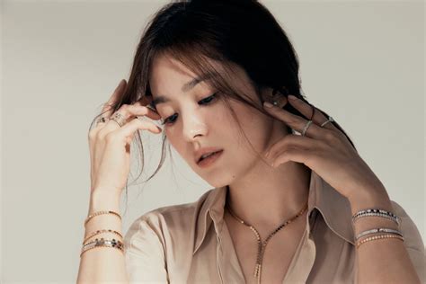 She gained popularity through television dramas such as autumn in my heart (2000), all in (2003), full house (2004), the world that they live in (2008), and that winter, the wind blows (2013). Song Hye Kyo habla de la inspiración en su estilo ...