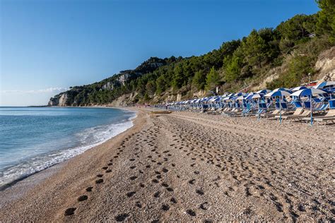 La Spiaggia Di San Michele E Sassi Neri A Sirolo Riviera Del Conero Regione Marche