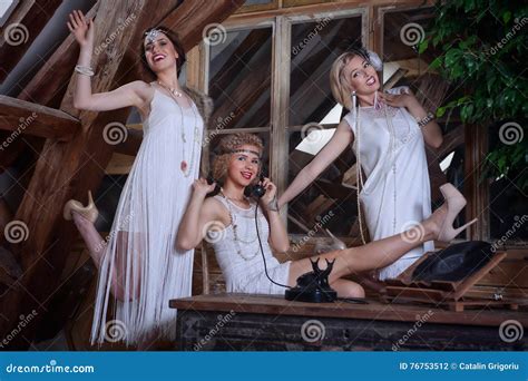Belles Filles Habill Es Dans Des Quipements De Style D Aileron Photo Stock Image Du Actrice