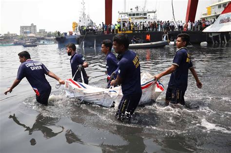 Foto Kapal Feri Bertabrakan Dengan Kargo Di Bangladesh 26 Orang Tewas