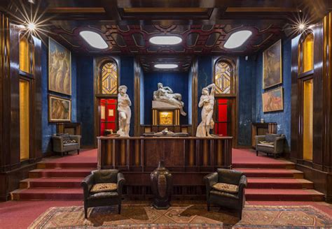 Gabriele d'annunzio nacque in questa casa il 12 marzo 1863, dove visse fino all'età di undici anni quando, per proseguire gli studi, si trasferì a prato, poi ci furono successivamente brevi ritorni in abruzzo per salutare la mamma, rimasta sola in quella grande casa. Il Vittoriale degli Italiani. Guida alla visita - CONTEXTUS