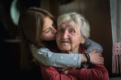 Une Femme Vient Rendre Visite à Sa Grand Mère Dans Une Petite Ville Et