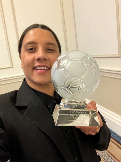 Sam Kerr Collects Fwa Womens Footballer Of The Year Award News
