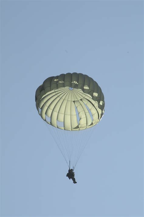 Parachute Riggers Rise to the Occassion | Article | The United States Army