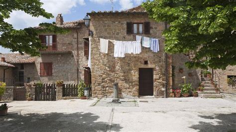 Altes sanierungsbedürftiges haus in wunderbarer. Italien: Städtchen verkaufen Häuser zu dem Preis eines ...