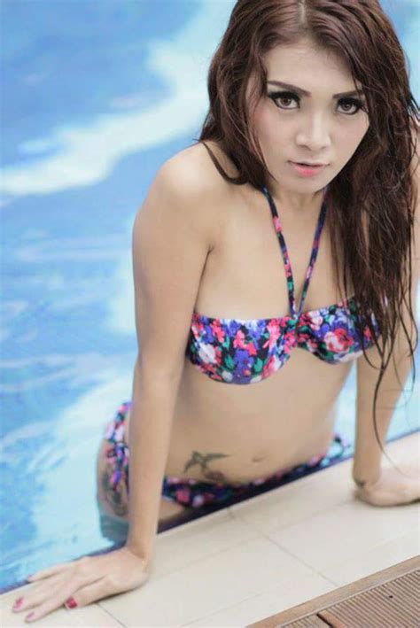 Kumpulan Model Model Indonesia Popular Tika Kaunang Hot Blue Bikini