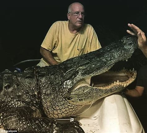 Airline Pilot Catches A 12 Feet 1000 Pound Alligator On A Florida