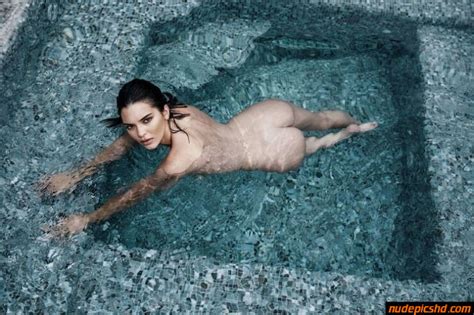 Kendall Jenner Desnuda Disfruta De Una Inmersion Flaca En Una Piscina