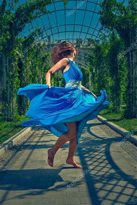 Hermosa Mujer Bailando Descalza En Un Vestido Azul Largo 2022