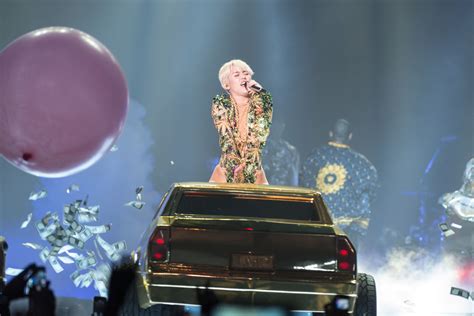 Miley Cyrus Pretends To Give Bill Clinton A Blow Job On Bangerz Tour