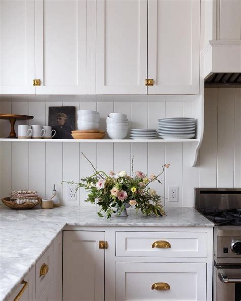 30 Gorgeous White Kitchen Cabinet Hardware Ideas