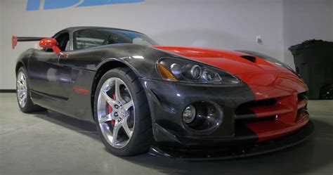 Watch This Dodge Viper Srt 10 Rebuilt With Carbon Fiber In Someones Garage