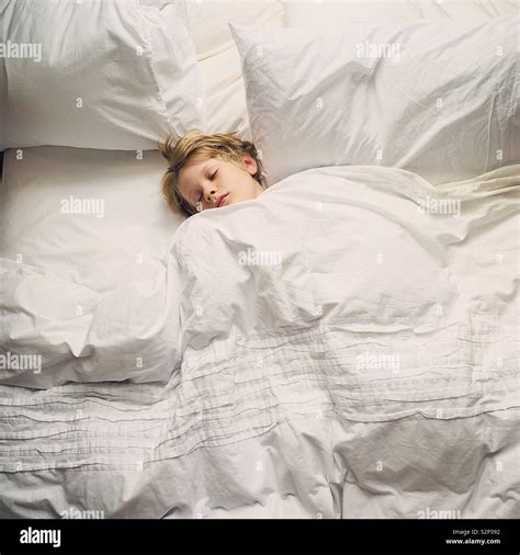 Kinder Schlafend Fotos Und Bildmaterial In Hoher Auflösung Alamy
