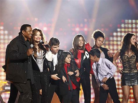 Los Hijos De Michael Jackson Suben Al Escenario Para Homenajear A Su