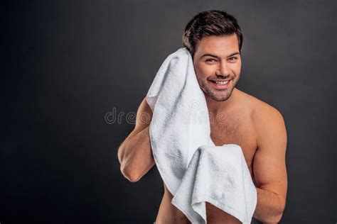 Foto De Un Atractivo Macho Desnudo Limpiándose La Cara Con Una Toalla Después De Pelar La