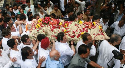 Buy Funeral Procession Of Veteran Bollywood Actor Shammi Kapoor Pictures Images Photos By
