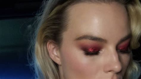 Margot Robbie Wears Red Glitter Makeup To Mary Queen Of Scots Premiere Allure
