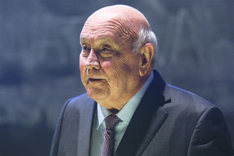 Fw De Klerk South Africas Last Apartheid President Dies The Mail