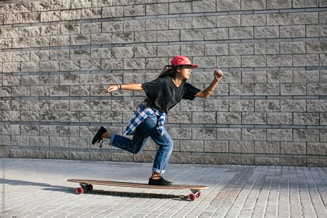 Skater Girl Riding On Longboard On The Street Del Colaborador De