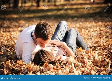 küssen der jungen paare in der liebe lizenzfreie stockbilder bild 22418189