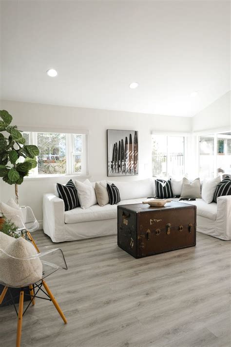 40 Ideas For Decorating Living Rooms With Driftwood Flooring