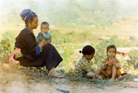 hmong-family-in-long-tieng-ls-20a