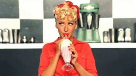 Milkshake Christina Aguilera Gif Milkshake Christina Aguilera Drinking Odkrijte In Delite Gif E