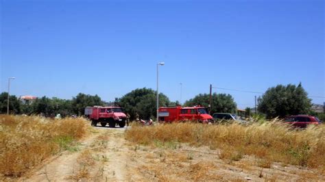 Σύμφωνα με την ενημέρωση της πυροσβεστικής η φωτιά καίει στην περιοχή ρουμουντί και προς το παρόν δεν υπάρχει σαφής εικόνα της κατάστασης που επικρατεί στο σημείο. Μεγάλη φωτιά στην Κερατέα - CNN.gr
