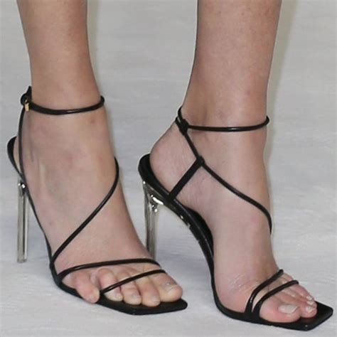 Celebrity Feet Elizabeth Banks Showing Off Her Gorgeous Feet