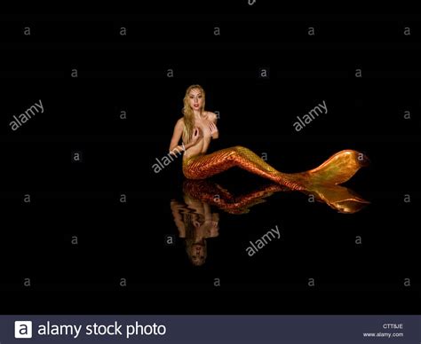 Junge Blonde Meerjungfrau Sitzt In Einem Reflexion Pool In Virginia