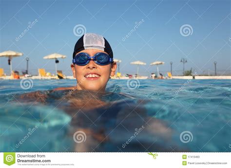 Ragazzo Con I Vetri Per La Nuotata Di Nuoto In Raggruppamento Immagine Stock Immagine Di